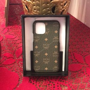 MCM SEA TURTLE i PHONE CASE 11 PRO. COMES WITH DUST BAG, AUTHENTIC CARD AND BOX.